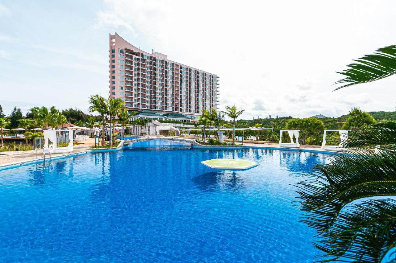 Oriental Hotel Okinawa Resort & Spa Nago Luaran gambar The swimming pool at the resort