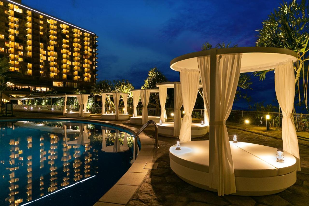 Oriental Hotel Okinawa Resort & Spa Nago Luaran gambar The pool at the Royal Garden Villas