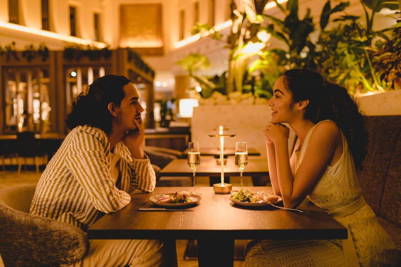 Oriental Hotel Okinawa Resort & Spa Nago Luaran gambar A couple on a date