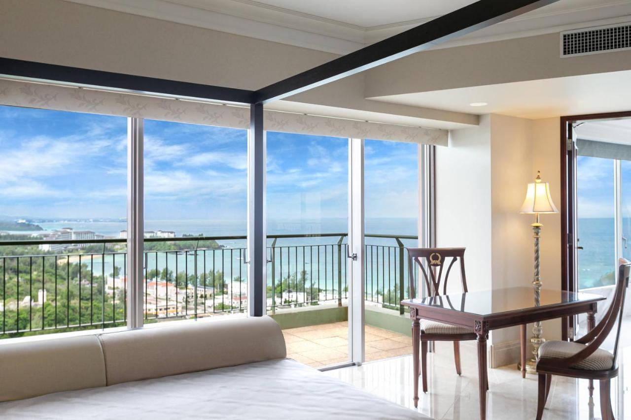 Oriental Hotel Okinawa Resort & Spa Nago Luaran gambar A view of the ocean from a suite at the Hilton
