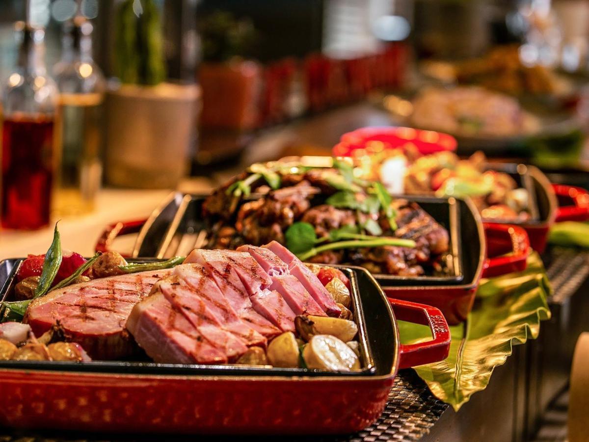Oriental Hotel Okinawa Resort & Spa Nago Luaran gambar A buffet at a hotel