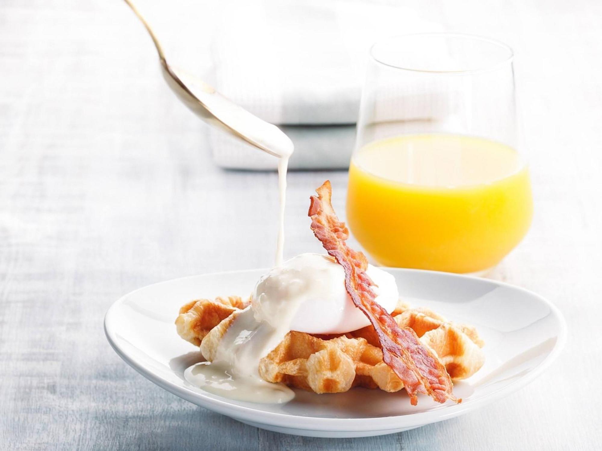 Oriental Hotel Okinawa Resort & Spa Nago Luaran gambar A breakfast of waffles, bacon and orange juice