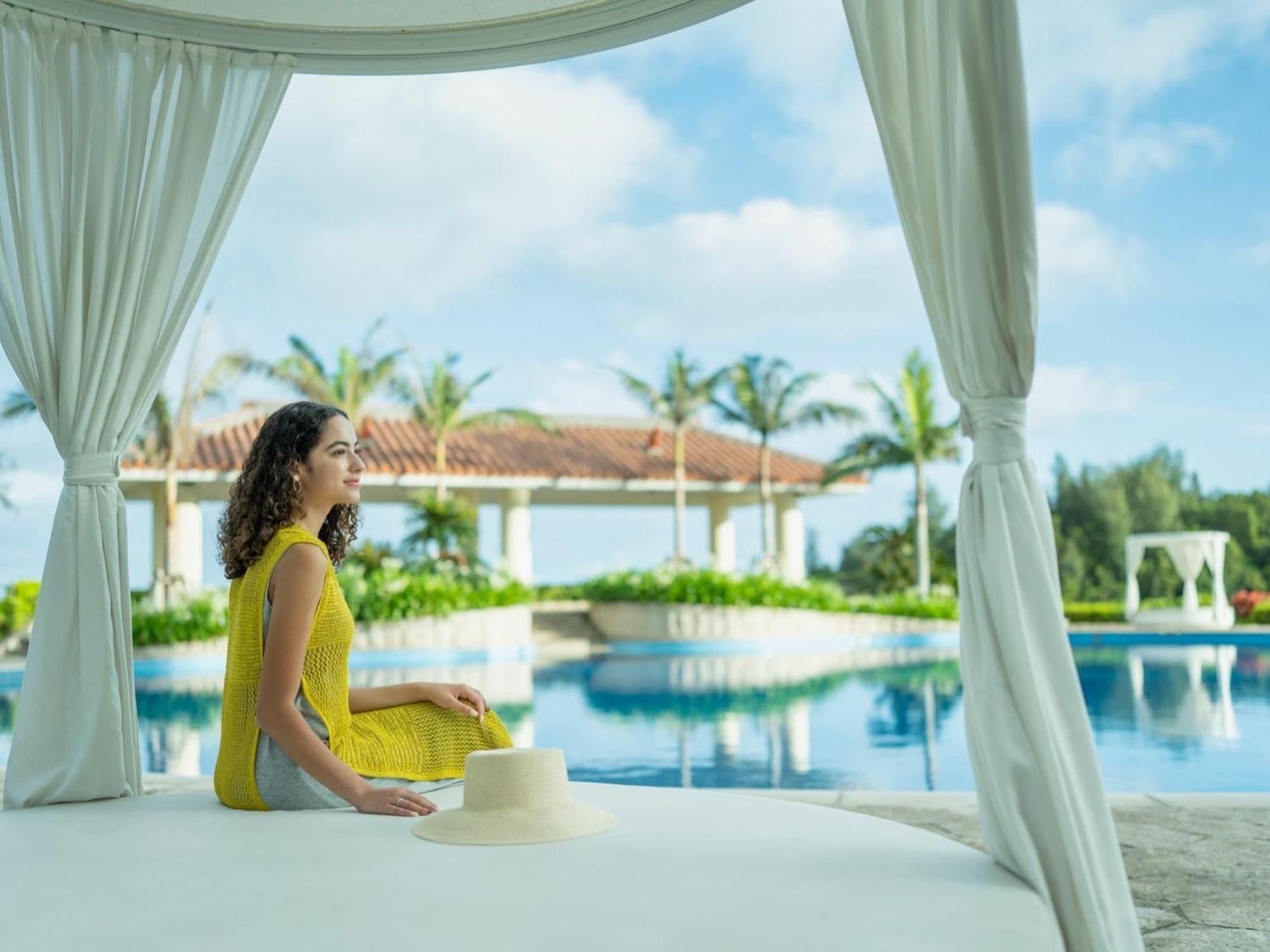Oriental Hotel Okinawa Resort & Spa Nago Luaran gambar A woman relaxing at a resort