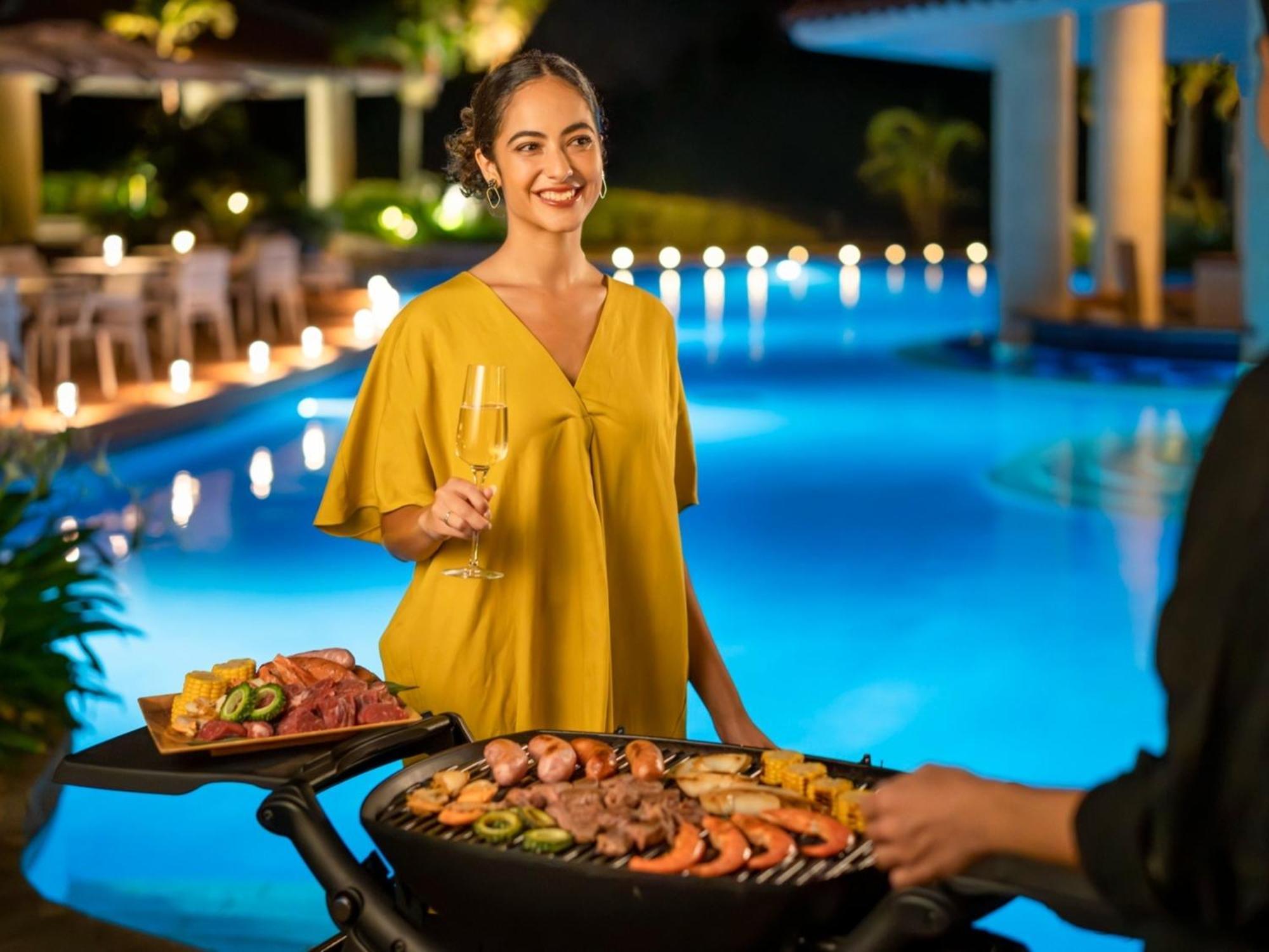 Oriental Hotel Okinawa Resort & Spa Nago Luaran gambar A woman cooking a barbecue