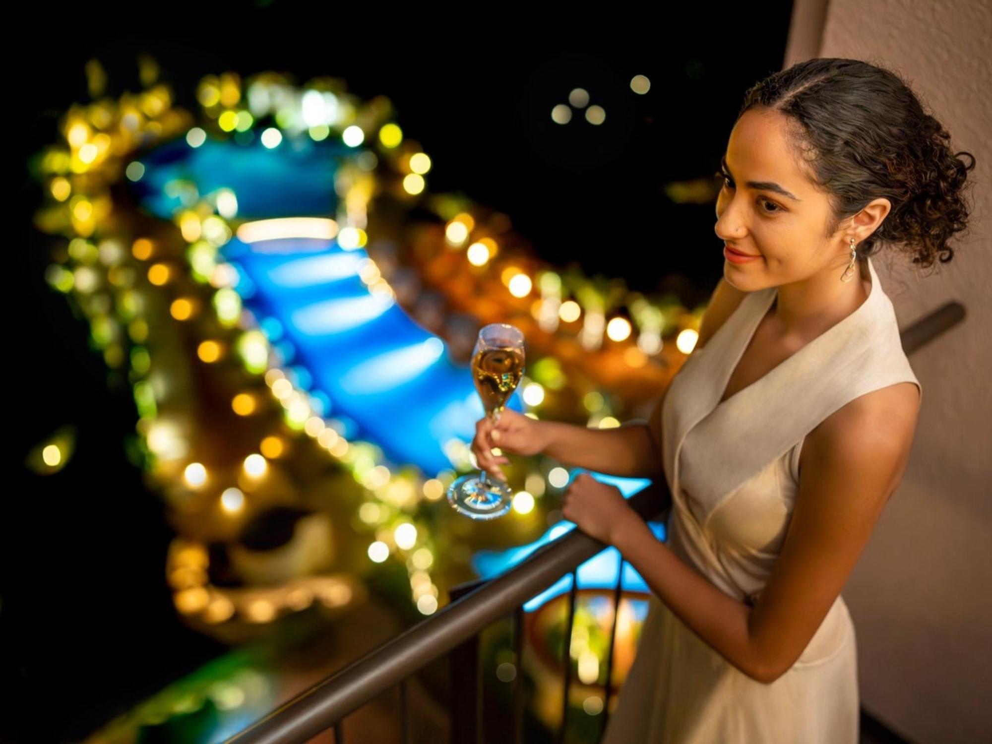 Oriental Hotel Okinawa Resort & Spa Nago Luaran gambar A woman holding a glass of champagne